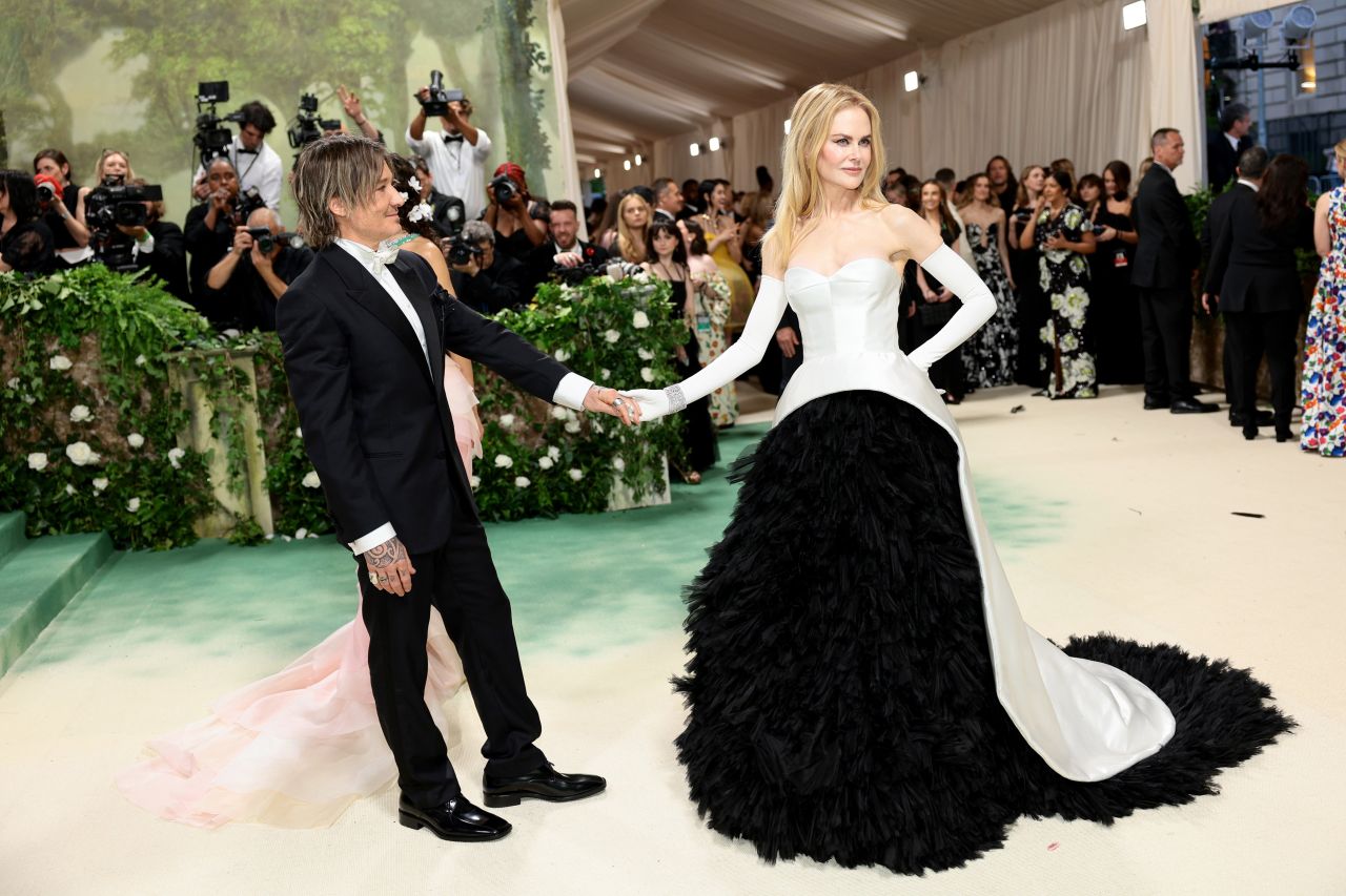 Nicole Kidman Stuns in Balenciaga Couture at 2024 Met Gala in New York11